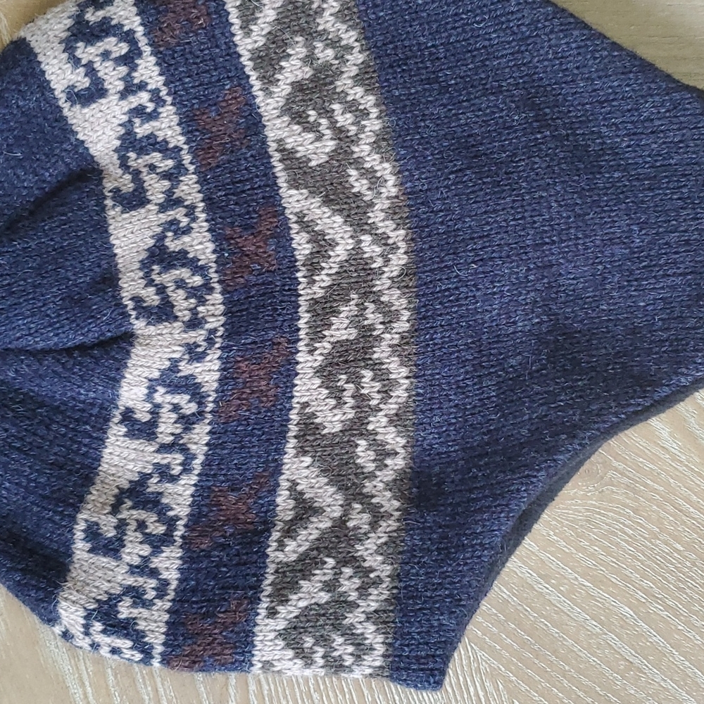 Earflap knit hat with tassels - Picture 2 of 6